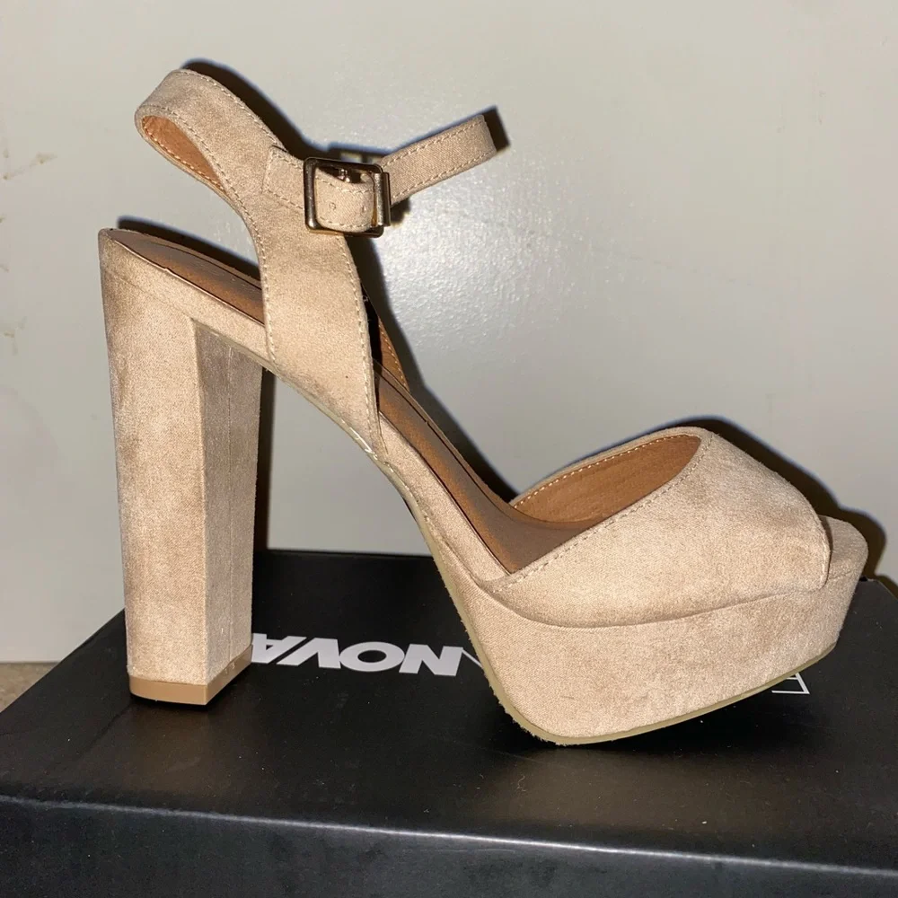 heels - Picture 7 of 11